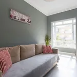 2-bedroom Flat In Moscavide Near Fil And Arena Apartamento