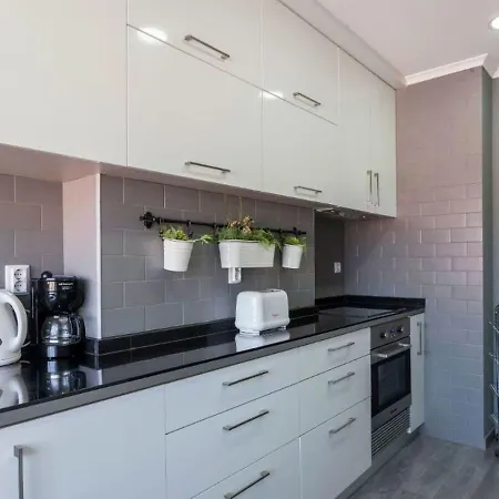 Апартаменти 2-bedroom Flat In Moscavide Near Fil And Arena Лориш
