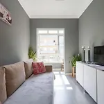 2-bedroom Flat In Moscavide Near Fil And Arena アパート *